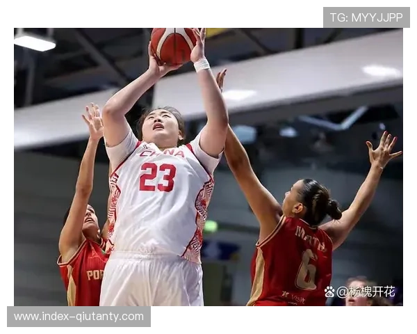 四川女篮第三节发力，刘禹彤内线强打得手