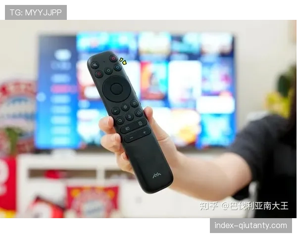 特写:球迷在智能座椅体验区通过触觉反馈背心感受关键封盖的冲击力模拟 特写:球迷在智能座椅体验区通过触觉反馈背心感受关键封盖的冲击力模拟